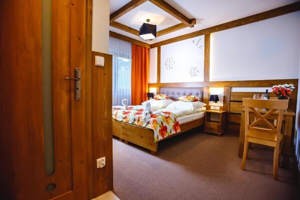 Ein Schlafzimmer mit einem Holzbett, einem Schreibtisch und einem Stuhl.