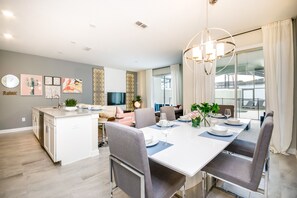 Een oven, een kookplaat, een vaatwasser, een broodrooster