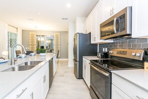 Een oven, een kookplaat, een vaatwasser, een broodrooster