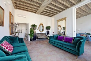 Deluxe-Apartment, 2 Schlafzimmer, Stadtblick | Wohnbereich | 32-Zoll-Flachbildfernseher mit Digitalempfang, Fernseher