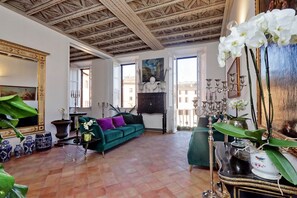 Deluxe-Apartment, 2 Schlafzimmer, Stadtblick | Wohnbereich | 32-Zoll-Flachbildfernseher mit Digitalempfang, Fernseher