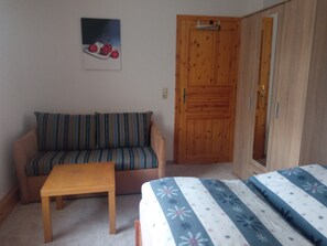 3 bedrooms, travel cot, free WiFi, bed sheets