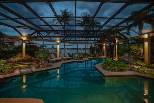 Luxurious Villa w/Resort-Style Saltwater Pool & Spa, Southern Bay Views, Dock, Water Gear & Wifi