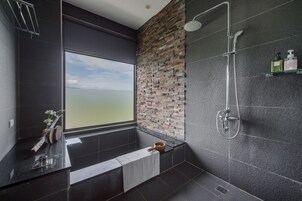 豪華雙人房-附浴缸 | 浴室 | 独立的浴缸和淋浴、免费洗浴用品、吹风机、拖鞋