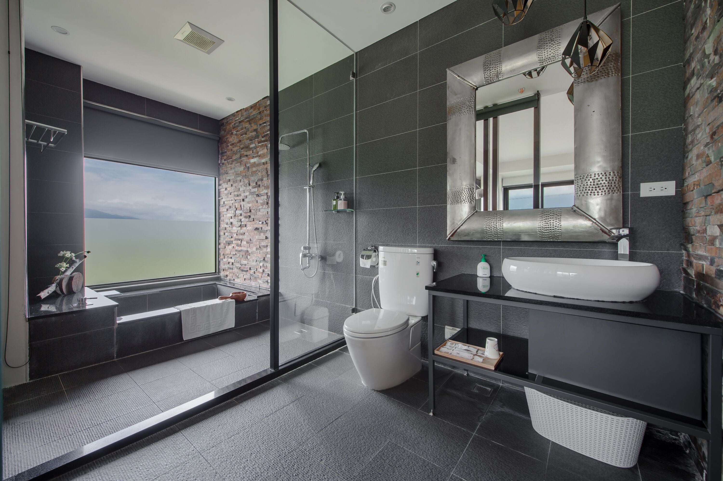 Deluxe Double Room with Bathtub | Bathroom | Separate tub and shower, free toiletries, hair dryer, slippers