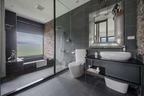 Habitació doble Deluxe | Bany | Banyera i dutxa independents i articles de tocador gratuïts 