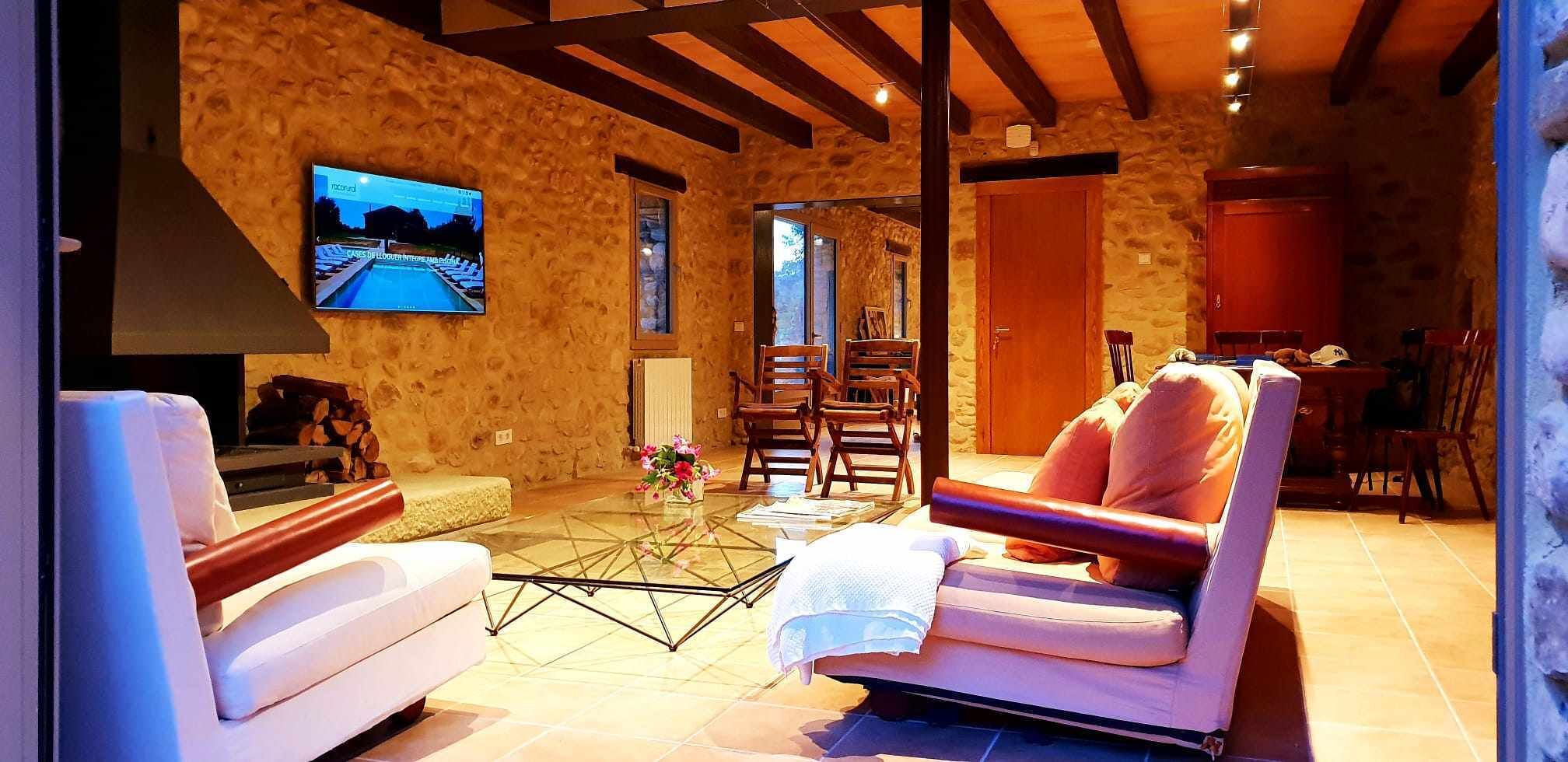 TV, lareira, pebolim, mesa de pingue-pongue