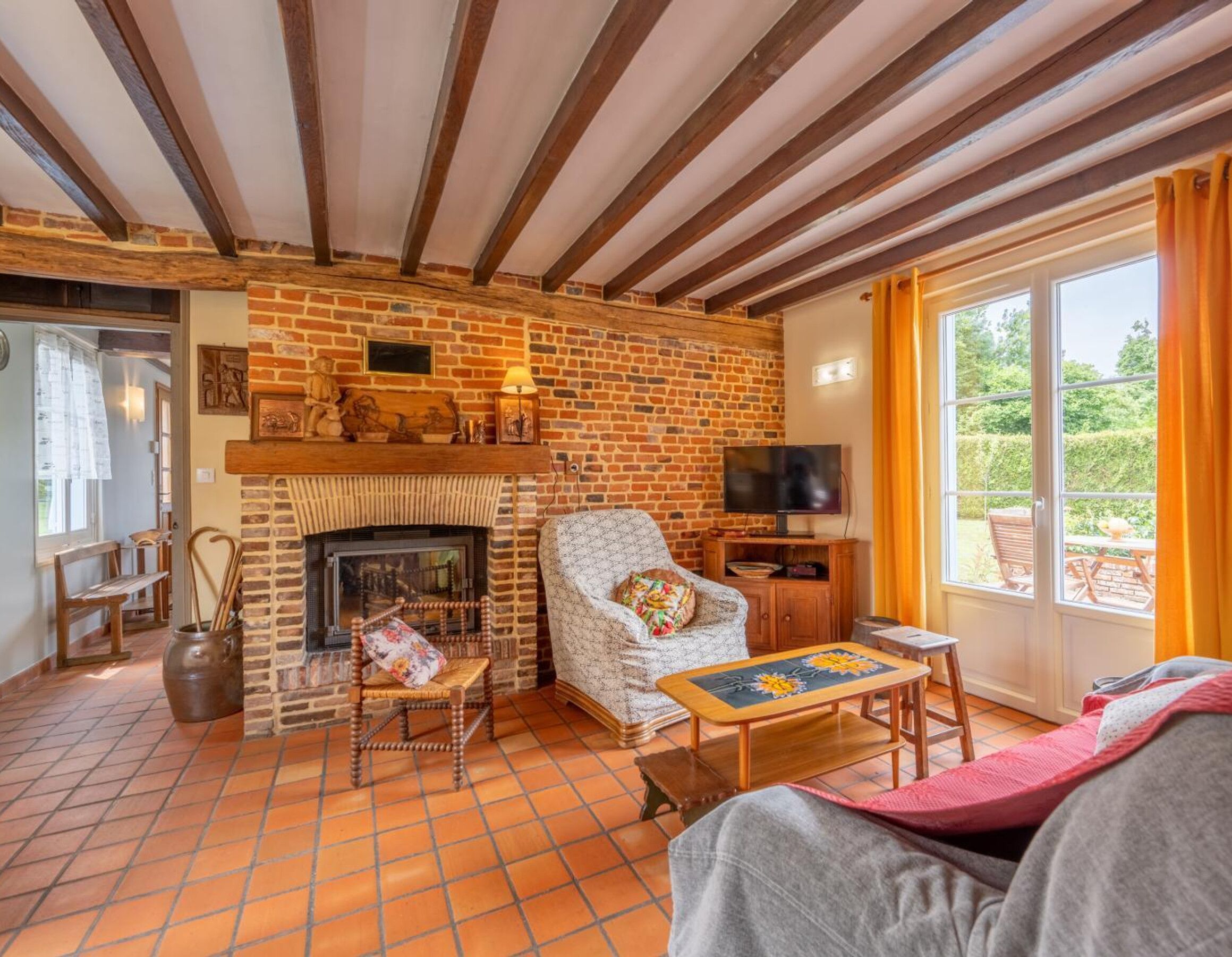 电视、壁炉、桌上足球、乒乓球