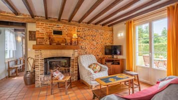 Televisión, chimenea, futbolito, mesa de ping pong