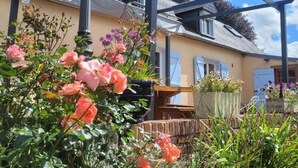 A house with a garden, a pergola, and a window with blue shutters. - Charming cottage with enclosed garden in Green Picardy (Martincourt)