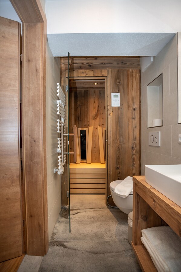 Departamento Deluxe, 3 habitaciones (Nr. 8+11, incl. Cleaning Fee) | Baño | Regadera, secadora de cabello, piso con calefacción, toallas