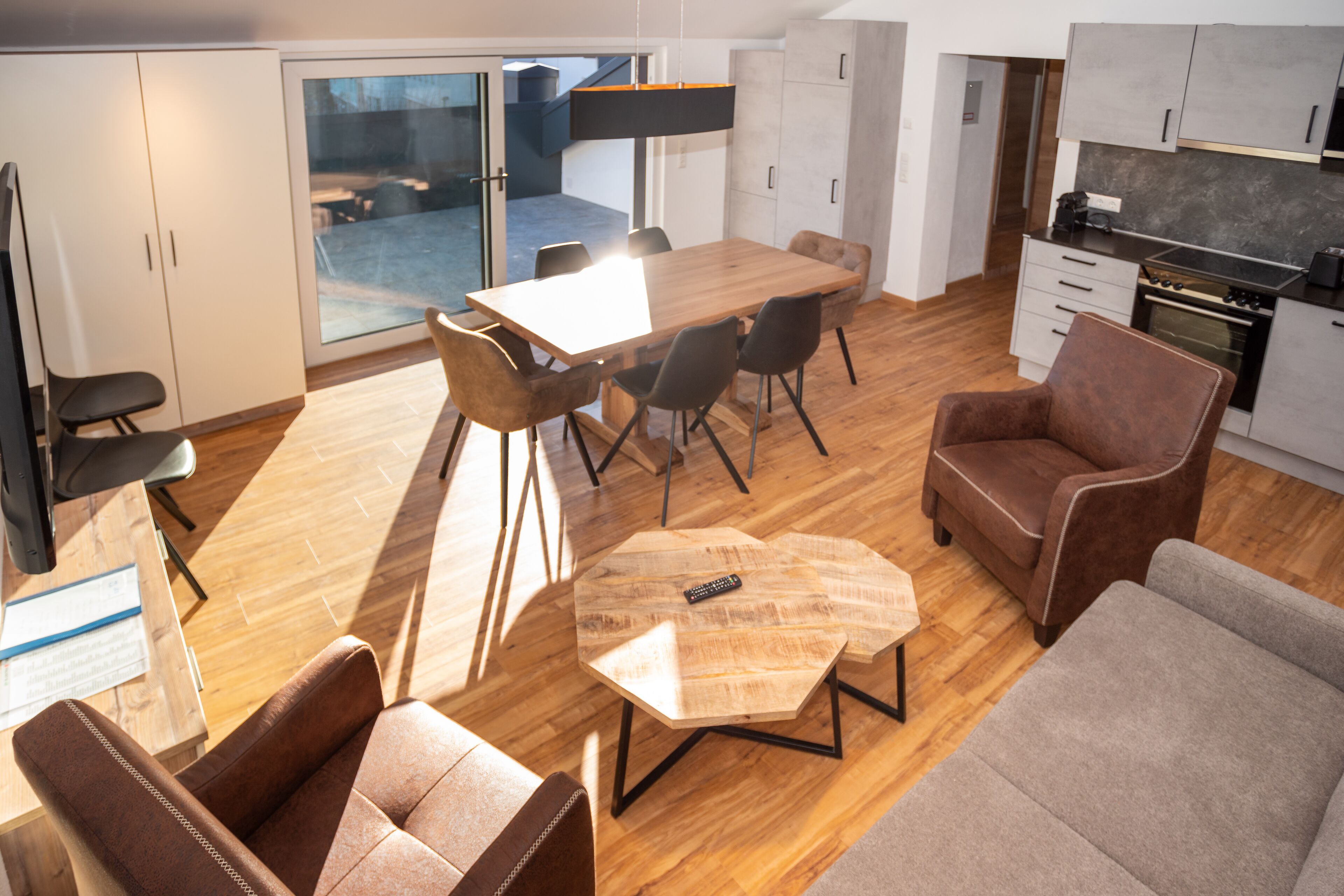 Deluxe-Penthouse, Küche, Bergblick | Wohnbereich | 75-cm-Flachbildfernseher mit Satellitenempfang, Fernseher