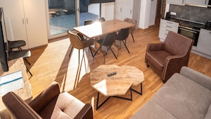 Loftsleilighet – deluxe, kjøkken, fjellutsikt | Oppholdsområde | En 75-centimeters Flatskjerm-TV med Parabol-TV samt TV og oppvarmet gulv
