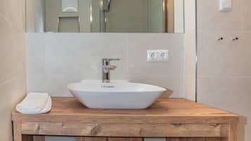 Superior Apartment, Sauna (Nr. 9, incl. Cleaning Fee) | Bathroom | Shower, hair dryer, heated floors, towels