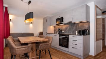 Deluxe-íbúð - fjallasýn (Nr. 10, incl. Cleaning Fee) | Einkaeldhús | Ísskápur, örbylgjuofn, eldavélarhellur, espressókaffivél