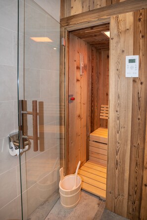 Apartamento superior, sauna (Nr. 5, incl. Cleaning Fee) | Baño | Ducha, secador de pelo, suelo radiante y toallas