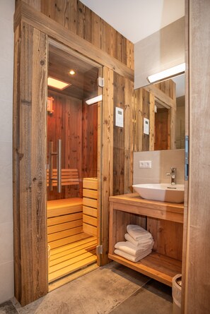 Ducha, secador de pelo, suelo radiante y toallas