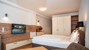 En 75-centimeters Flatskjerm-TV med Parabol-TV samt TV og oppvarmet gulv