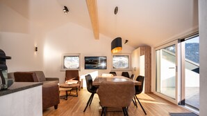 Loftsleilighet – deluxe, kjøkken, fjellutsikt | Oppholdsområde | En 75-centimeters Flatskjerm-TV med Parabol-TV samt TV og oppvarmet gulv