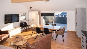 Loftsleilighet – deluxe, kjøkken, fjellutsikt | Oppholdsområde | En 75-centimeters Flatskjerm-TV med Parabol-TV samt TV og oppvarmet gulv