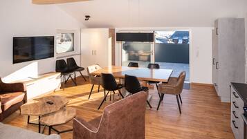 Penthouse Deluxe - kök - utsikt mot bergen | Vardagsrum | 75-centimeters platt-tv med satellitkanaler, tv och golvvärme