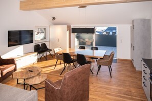 Deluxe Penthouse, Kitchen, Mountain View | Living area | 75-cm flat-screen TV with satellite channels, TV, heated floors - Appartement aurum (Zell am See)