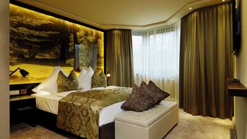 Suite | Hypo-allergenic bedding, free minibar, in-room safe, desk