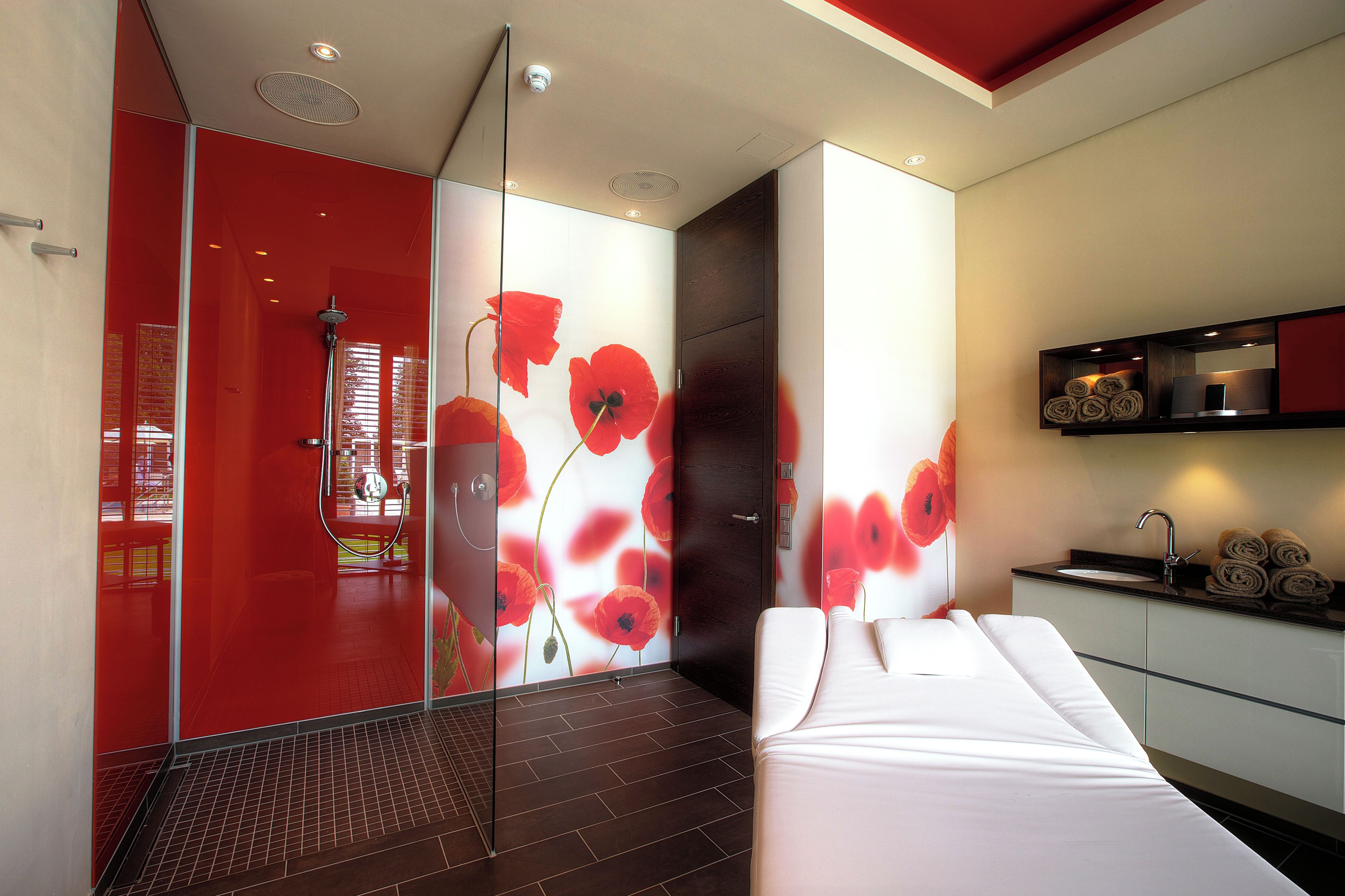 Ein modernes Badezimmer mit Dusche, Spiegel und Waschbecken.