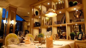 2 Restaurants, Frühstück, Mittagessen, Abendessen, internationale Küche