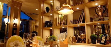 2 restaurantes, se sirven desayunos, comidas y cocina internacional