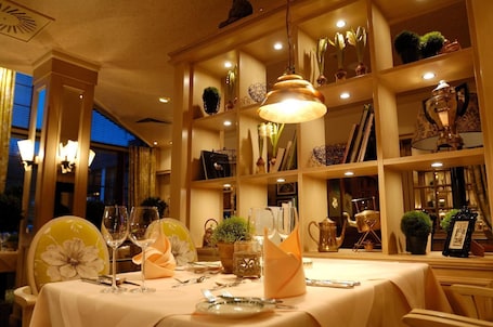 2 restaurants, breakfast, lunch, dinner served; international cuisine