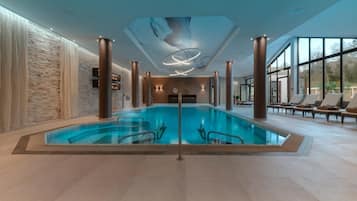 Indendørs pool, udendørs pool, parasoller, liggestole