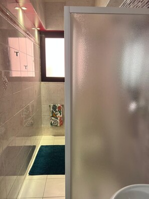 아파트, 침실 2개 | 욕실 | 샤워기/욕조 결합, 레인폴 샤워기, 헤어드라이어, 비데