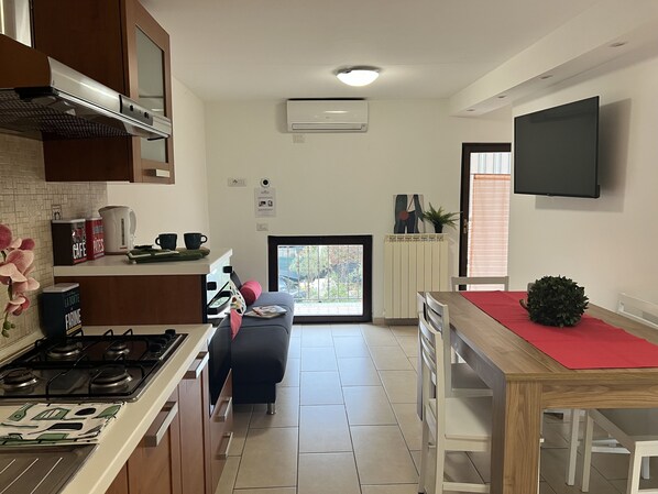 Apartment, 2 Schlafzimmer | Eigene Kochnische | Großer Kühlschrank, Mikrowelle, Herdplatte, Wasserkocher