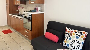 Apartemen, 2 kamar tidur | Area keluarga | Televisi layar datar 30-inci dengan saluran TV digital dan TV