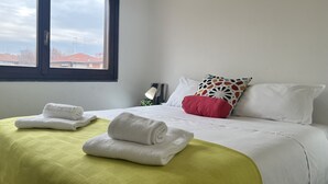 Apartemen, 2 kamar tidur | 2 kamar tidur, ruang kerja ramah laptop, dan setrika/meja setrika