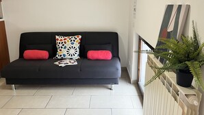 Apartemen, 2 kamar tidur | Area keluarga | Televisi layar datar 30-inci dengan saluran TV digital dan TV