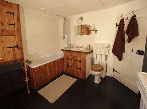 Chaumière | Salle de bain | Séchoir à cheveux, serviettes fournies, savon