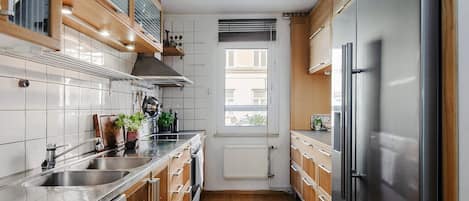 Geladeira, micro-ondas, fogão, cooktop