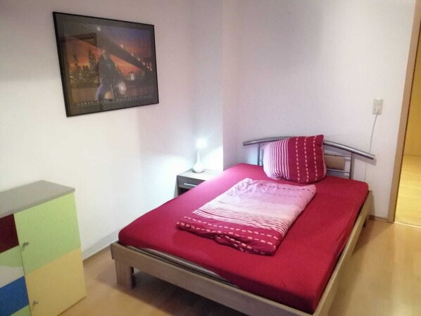 3 bedrooms, iron/ironing board, WiFi, bed sheets - In the house rose garden, center BT. 8 min. , Wifi - free parking, balcony, bus. (Bayreuth)