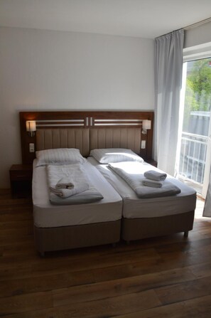 Desk, free WiFi, bed sheets - Hotel Colonia (Cologne)