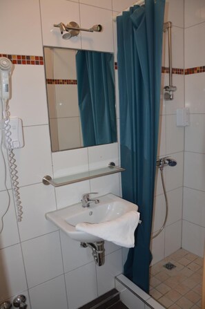 Shower, hair dryer, towels, soap - Hotel Colonia (Cologne)