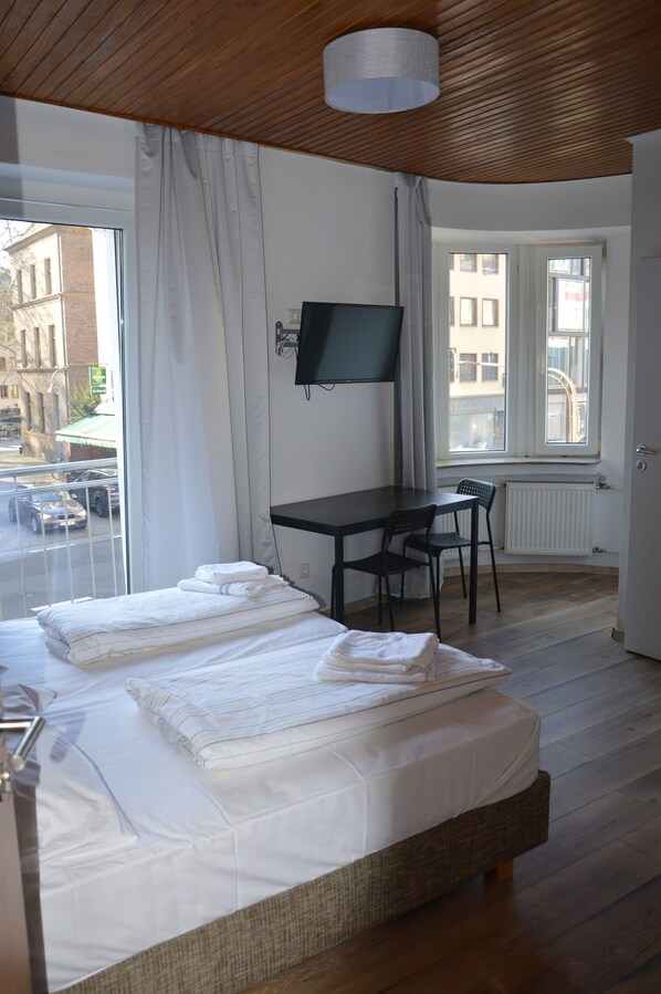 Desk, free WiFi, bed sheets - Hotel Colonia (Cologne)
