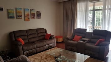 Appartement, 4 chambres | Coin séjour