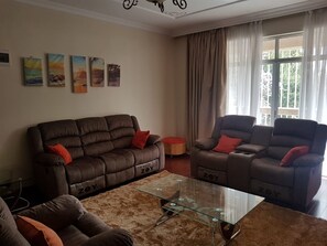 Căn hộ, 4 phòng ngủ | Khu phòng khách | TV màn hình phẳng 32-inch có truyền hình vệ tinh, TV