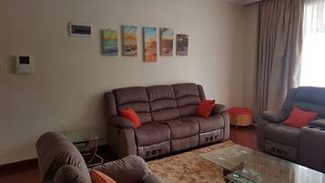 Căn hộ, 4 phòng ngủ | Khu phòng khách | TV màn hình phẳng 32-inch có truyền hình vệ tinh, TV