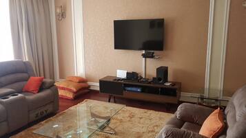 Căn hộ, 4 phòng ngủ | Khu phòng khách | TV màn hình phẳng 32-inch có truyền hình vệ tinh, TV