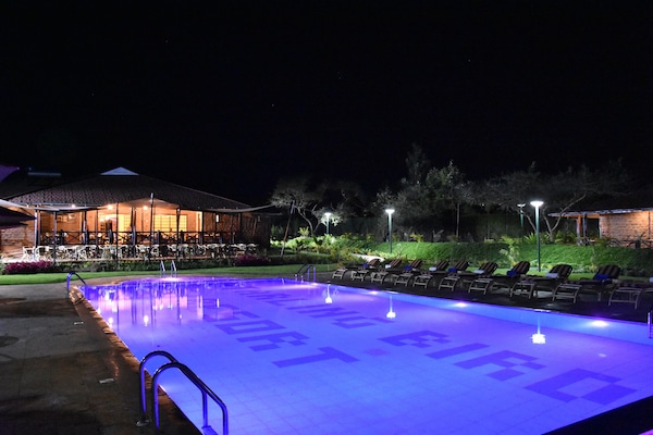 Una piscina al aire libre