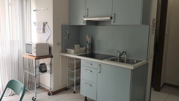 Studio | Cuisinette privée | Réfrigérateur, four à micro-ondes, surface de cuisson