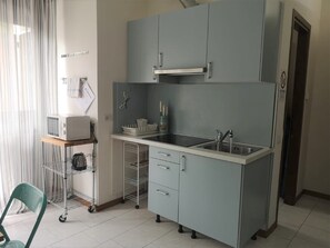 开间 | 私人简易厨房 | 冰箱、微波炉、炉灶、厨具/餐具